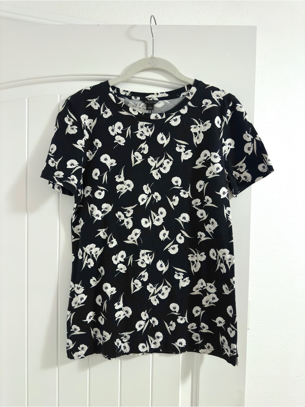 100% Cotton Ann Taylor Black and White Floral Shirt size Small